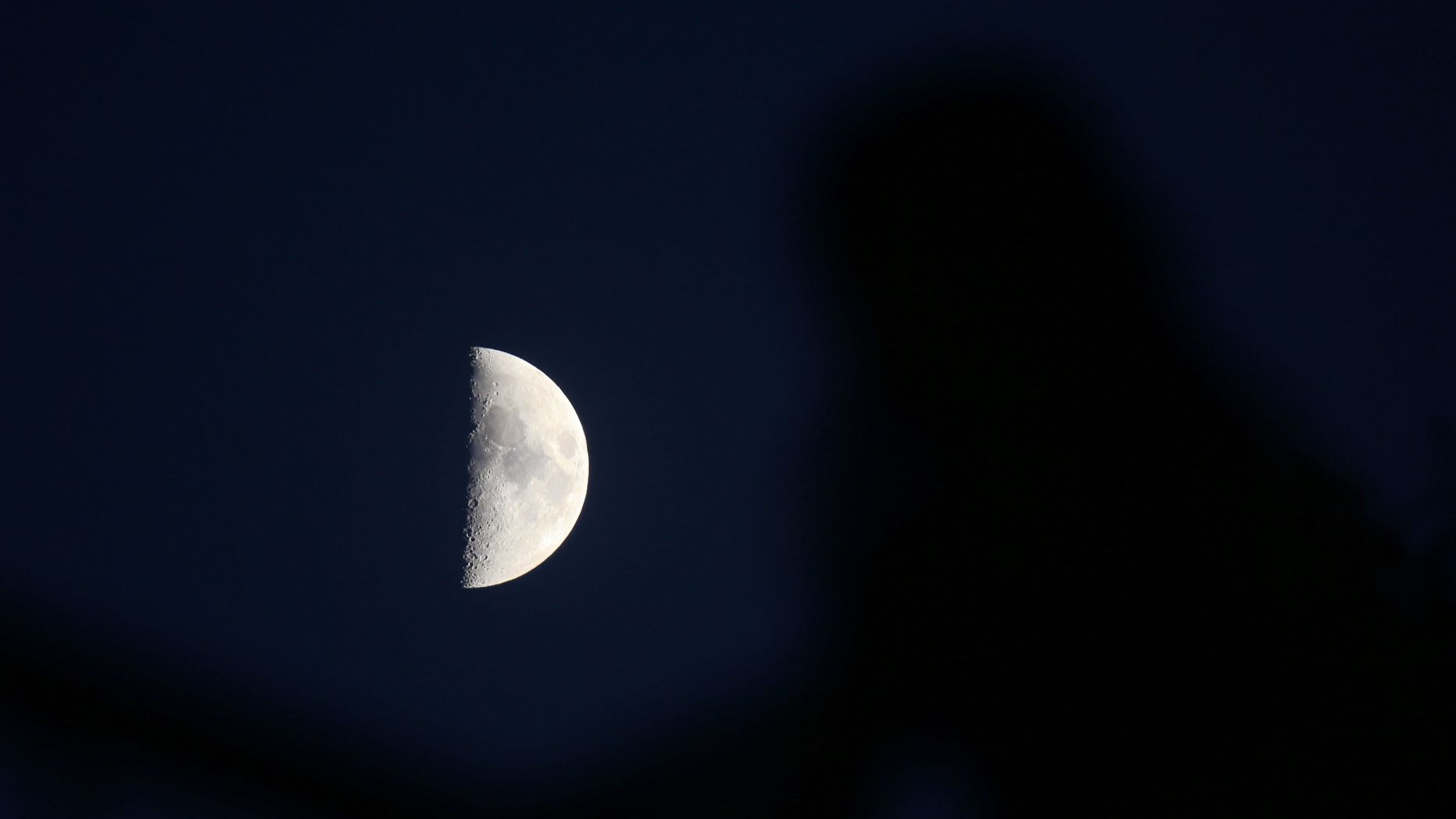 Saturno brilha com a lua crescente ao pôr do sol em 29 de novembro