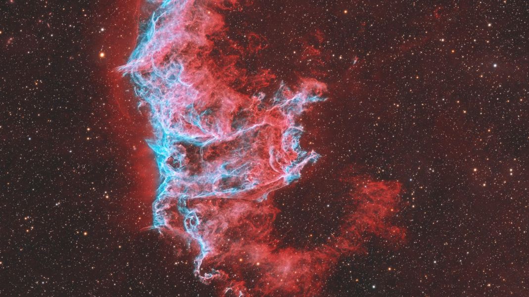 Astrofotógrafo espia um antigo remanescente de supernova brilhando na asa de um cisne cósmico (foto)