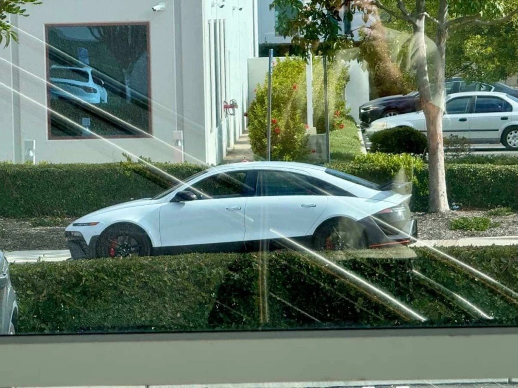 641-HP Hyundai Ioniq 6 N visto em público sem camuflagem