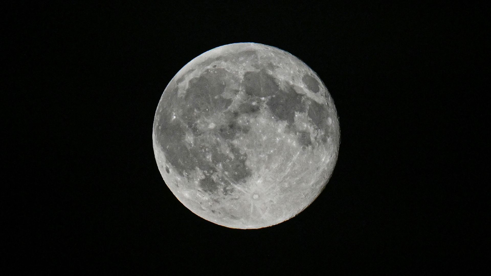 Veja a lua se encontrar com as Sete Irmãs das Plêiades no início de 6 de novembro