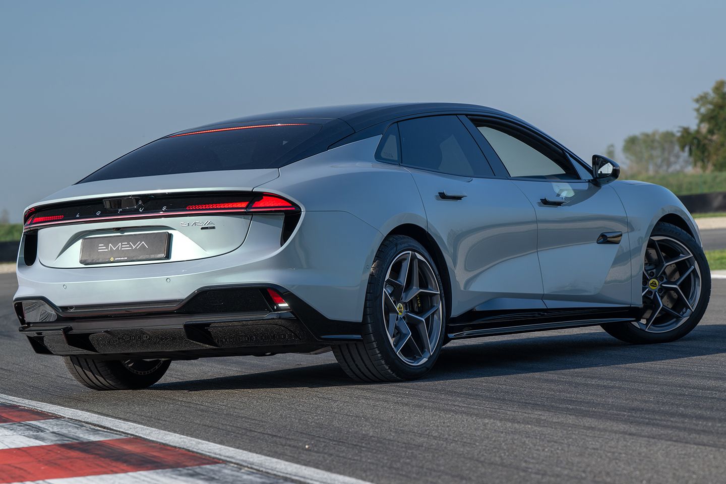 Lotus Emeya estabelece outra referência de carregamento…