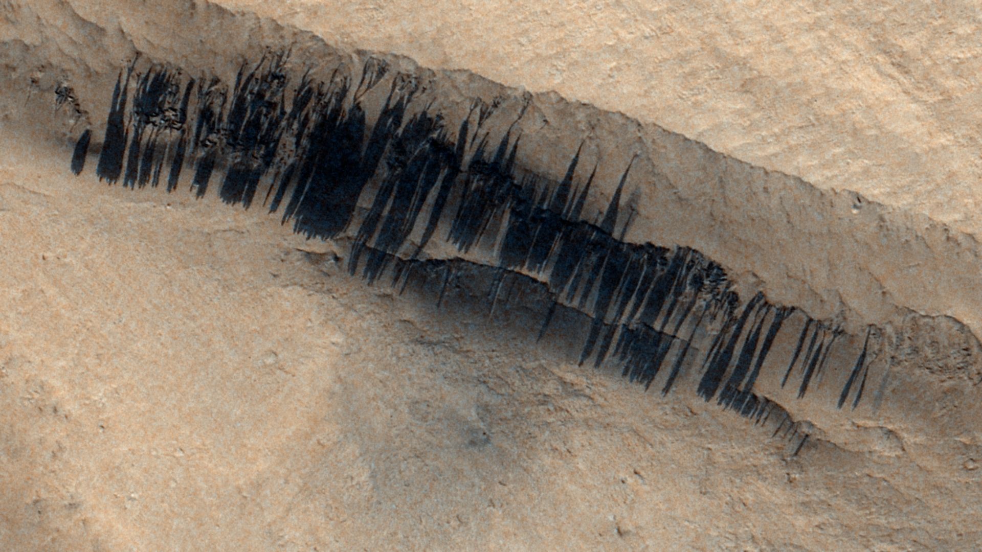 Orbitador de Marte espia ‘código de barras’ após a rara avalanche do Planeta Vermelho causada pelo impacto de um meteoróide