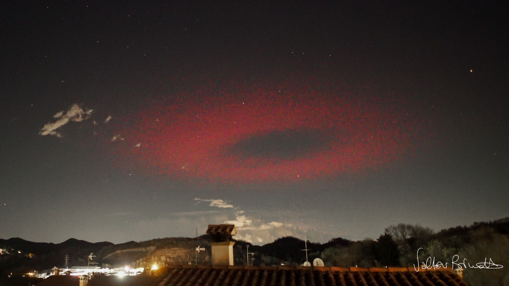 Fotógrafo captura um misterioso halo vermelho pairando sobre os Alpes italianos em um raro avistamento de ‘elfo’ (foto)