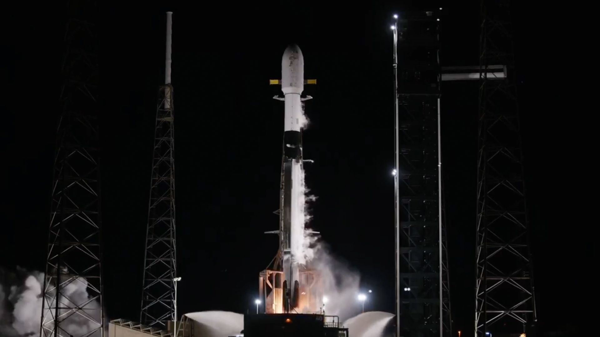 O foguete SpaceX Falcon 9 atinge o céu noturno da Flórida levando satélites Starlink para a órbita (vídeo)