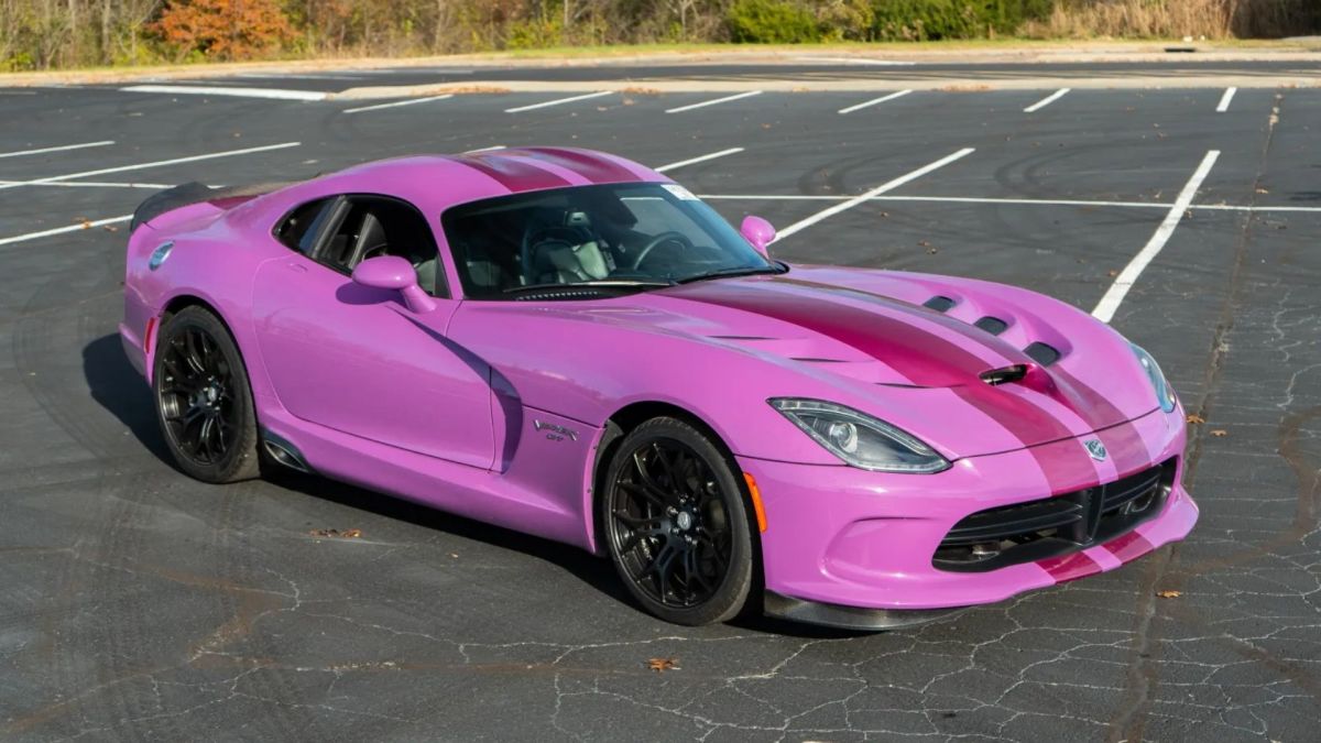 O único Dodge Viper rosa de fábrica já feito está à sua disposição