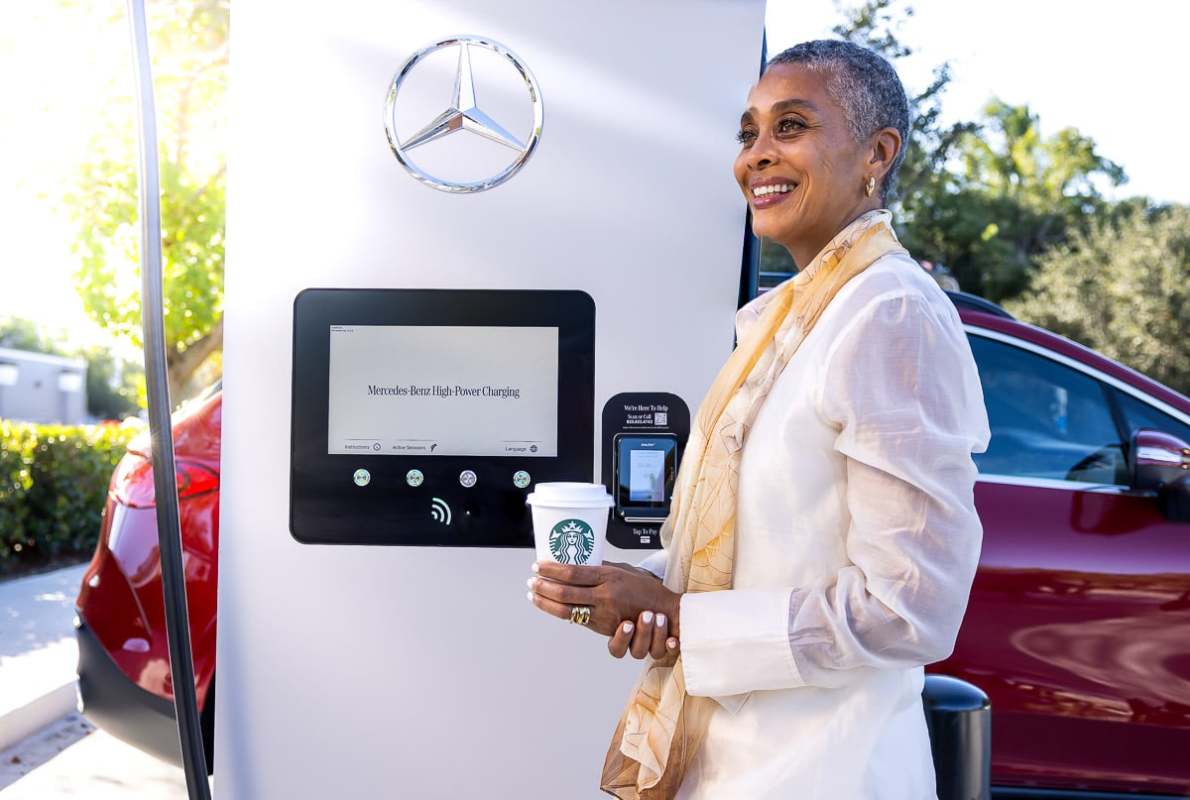 Mercedes-Benz abre primeiro hub de carregamento rápido DC de 400 kW na Starbucks