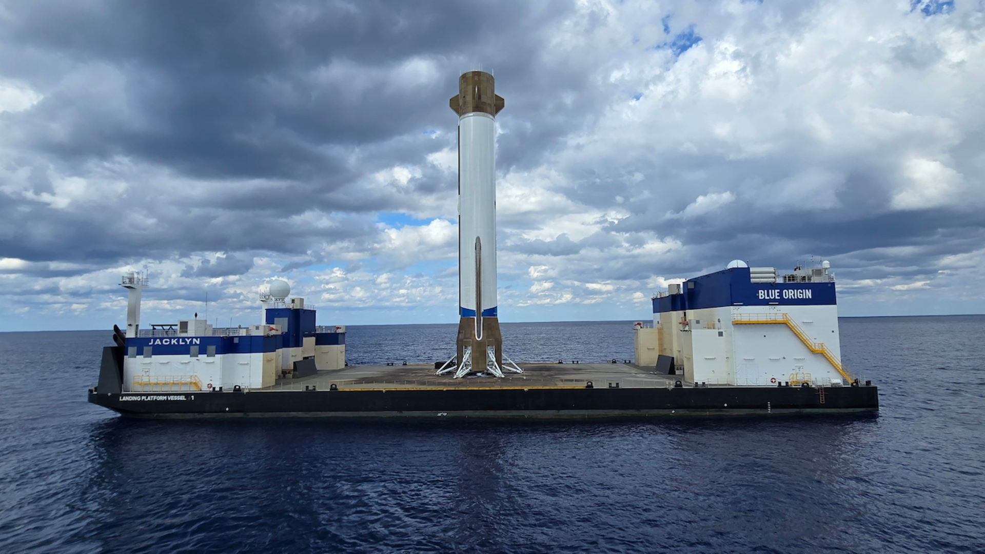 Assista ao enorme foguete New Glenn da Blue Origin em seu pouso épico em um navio no mar (vídeo)
