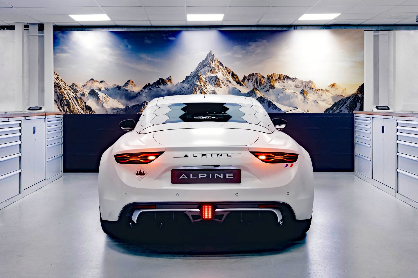 Alpine A110 movido a gasolina ainda está em jogo