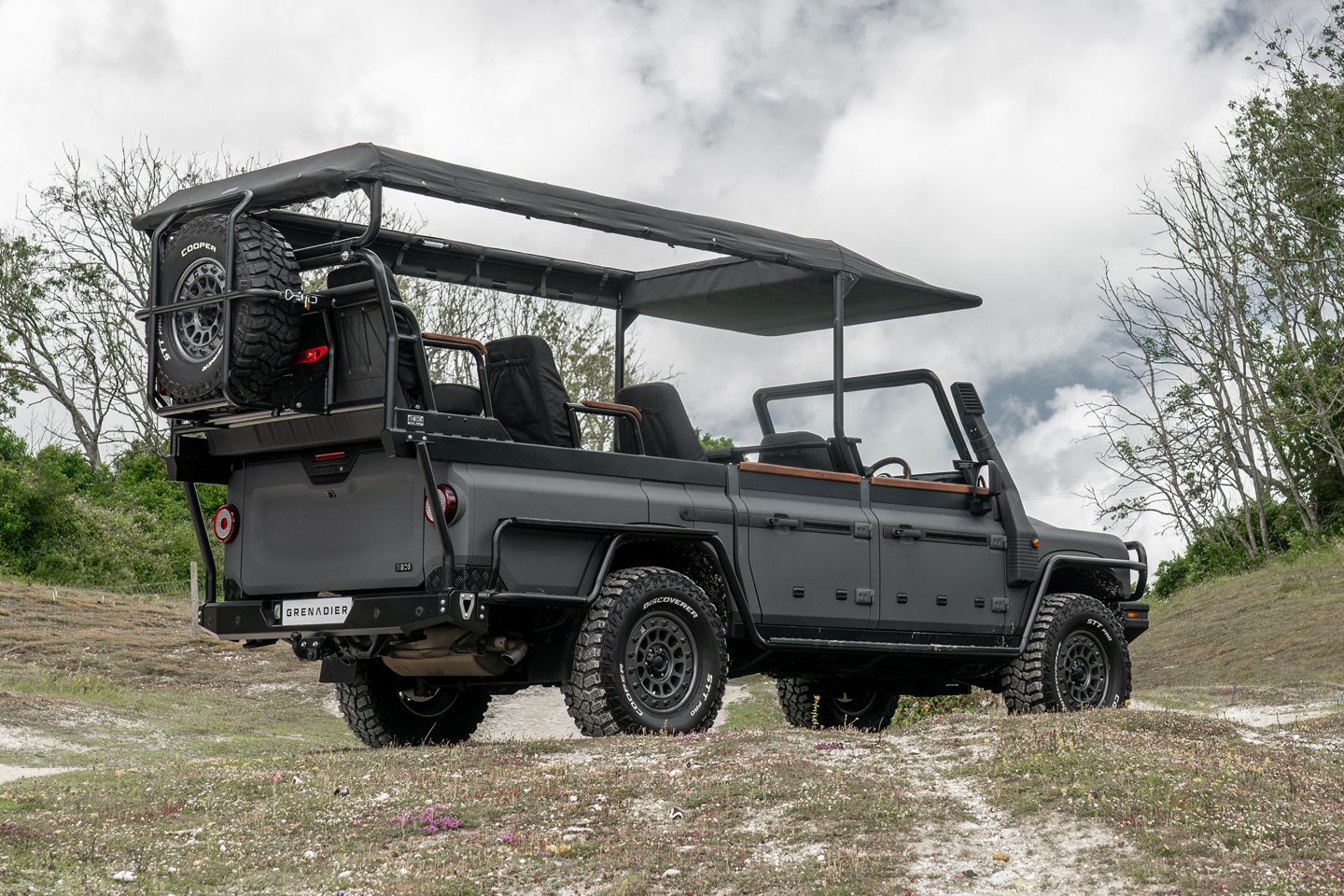 Novo Ineos Grenadier com especificação de safari quebra cobertura