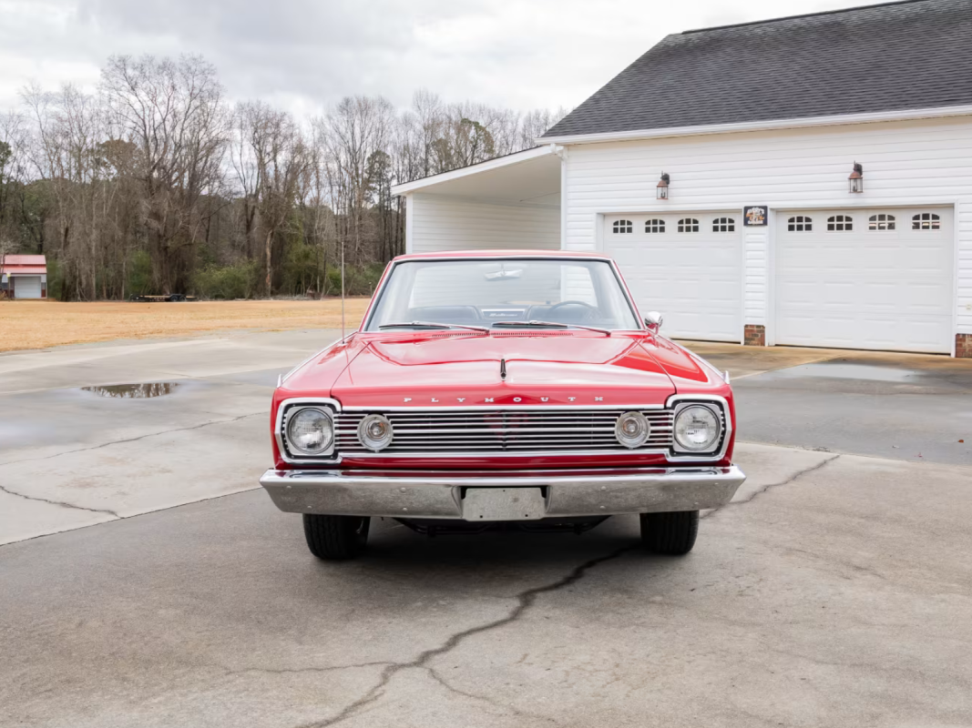 Satélite Plymouth 1966 com o icônico 426 Hemi V8 mostrando 84 milhas em leilão