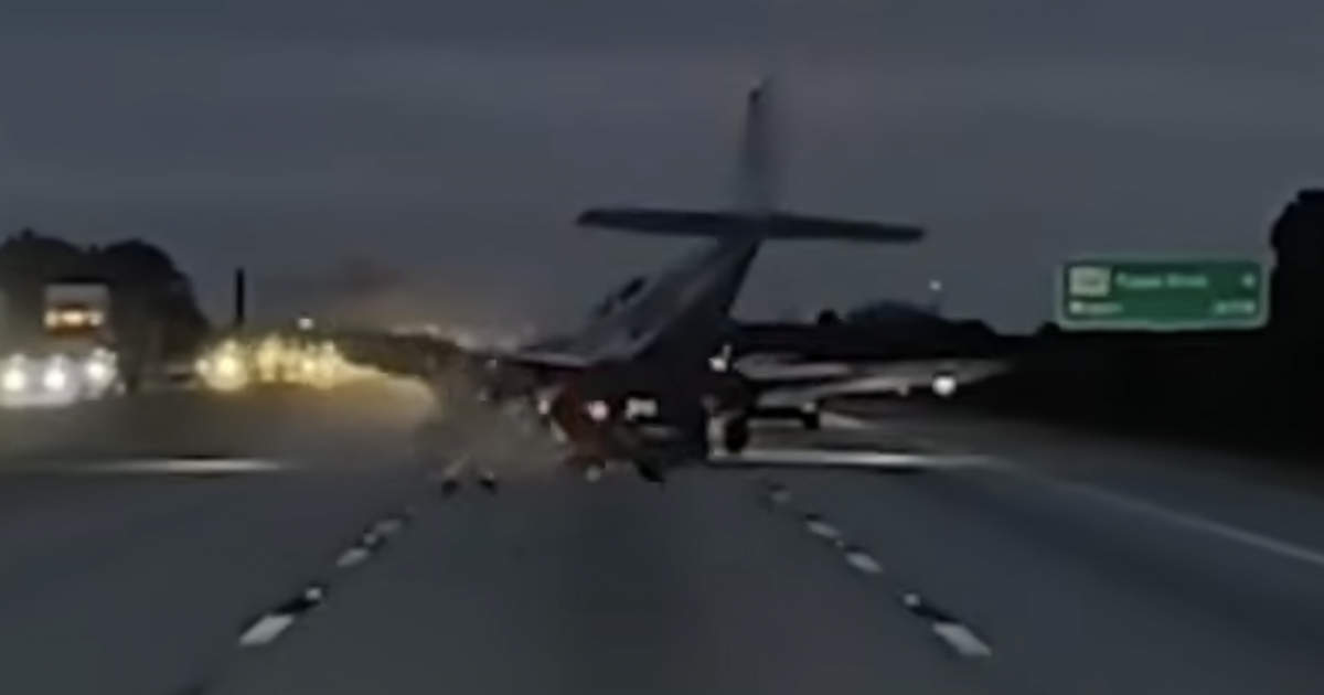 Veja o momento em que um avião pousa em um carro em uma rodovia movimentada