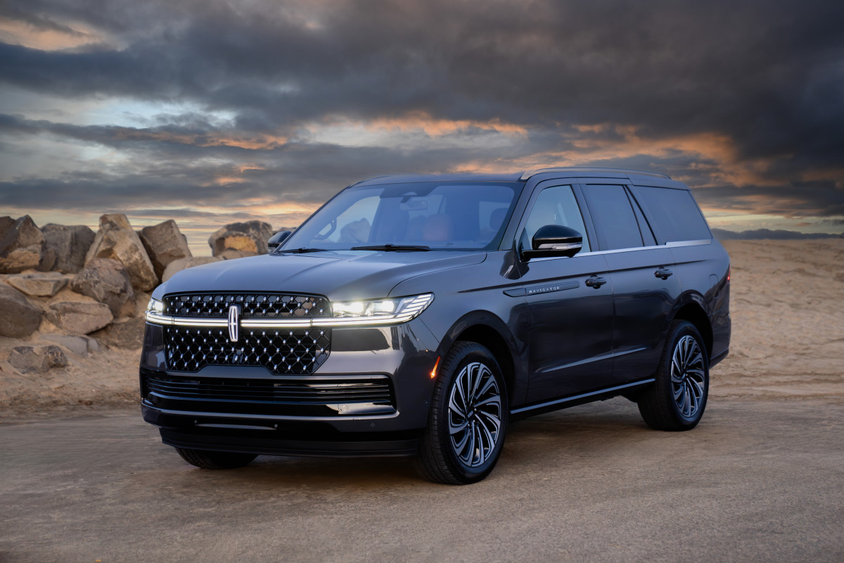 2025 Lincoln Navigator recuperado após as barras de luz traseiras começarem a rachar e piscar