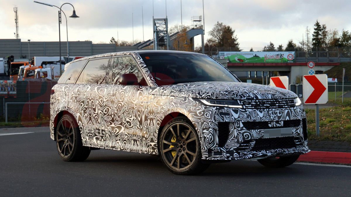 Este é o novo Range Rover Sport SVR? Protótipo agressivo capturado em testes em Nürburgring