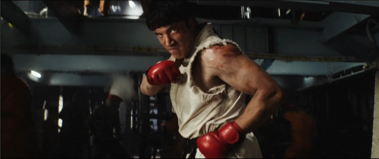 A primeira filmagem do filme Street Fighter parece brilhante e colorida, e então eles bateram em um carro