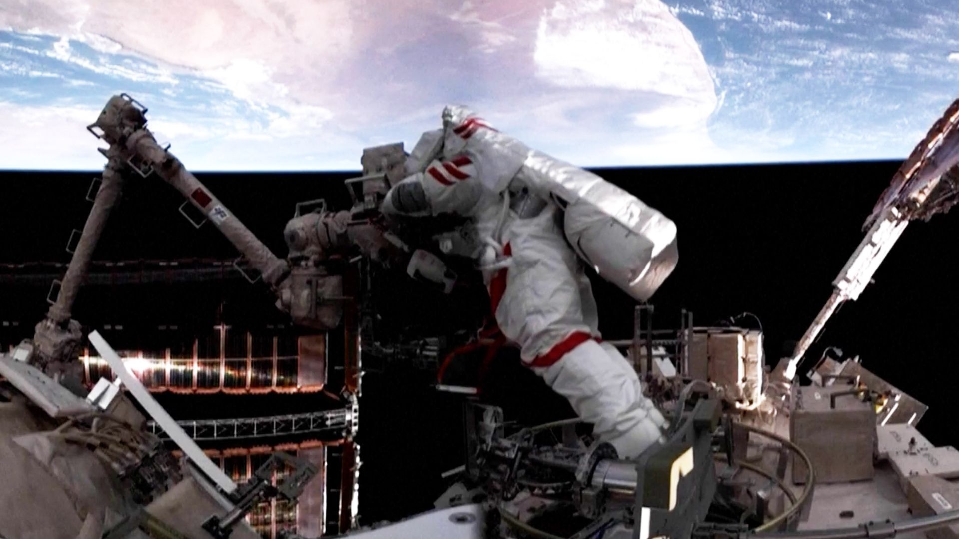 Astronautas chineses inspecionam nave espacial Shenzhou 20 danificada durante caminhada espacial de 8 horas (vídeo)
