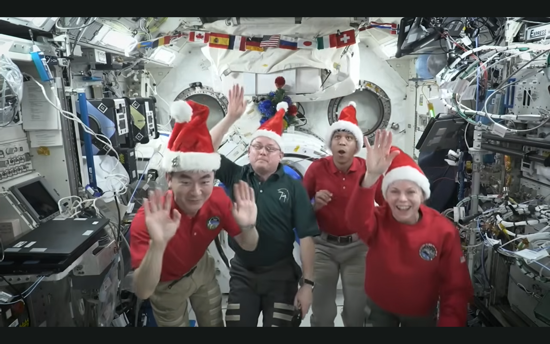 Astronautas enviam para casa votos de Natal da Estação Espacial Internacional: ‘Acho que podemos estar orbitando um pouco mais alto que o Papai Noel’ (vídeo)