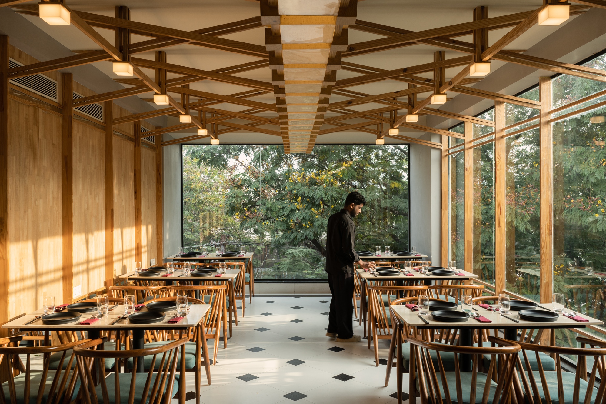 Restaurante Pan Asiático de Osaka / Fellow Yellow Design Studio