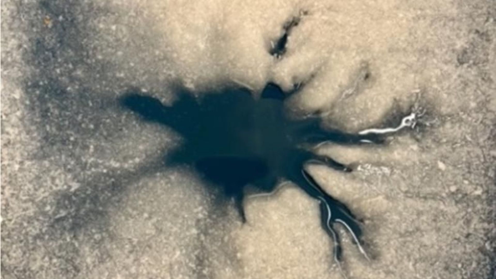 Uma cicatriz semelhante a uma aranha assombra a lua de Júpiter, Europa – e os cientistas acham que sabem por quê