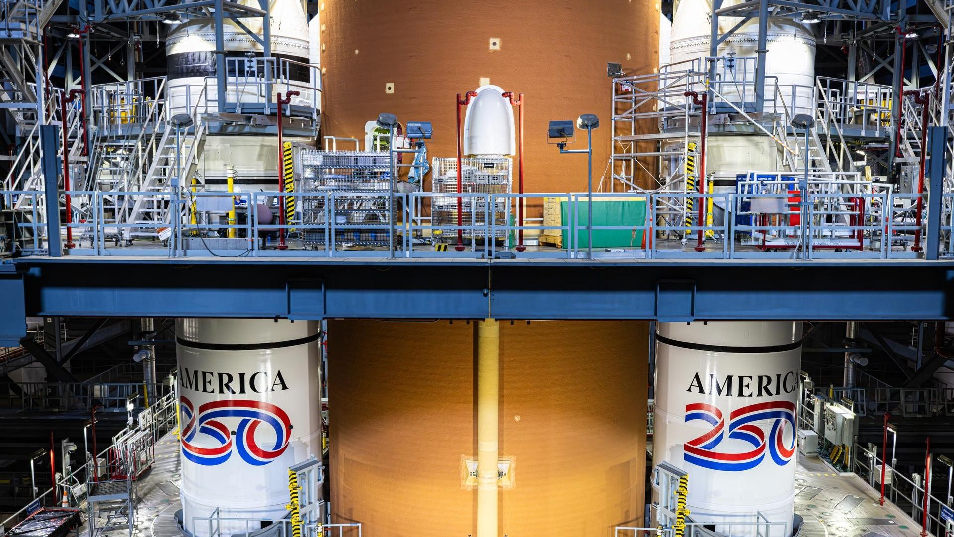 O foguete lunar Artemis 2 recebe a foto da pintura do dia ‘América 250’ em 23 de dezembro de 2025