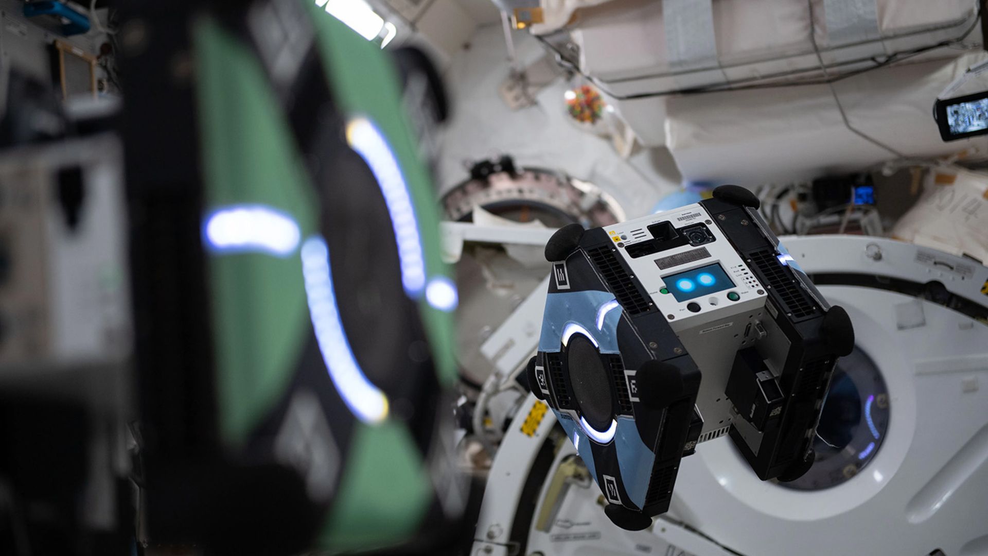 IA ajuda a pilotar um robô voador livre ao redor da Estação Espacial Internacional pela primeira vez