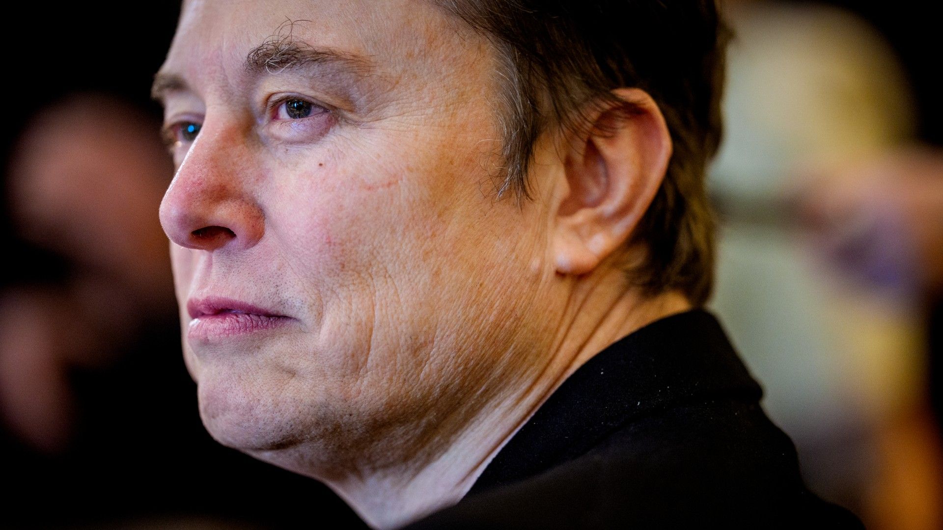 Elon Musk estava na sala onde tudo aconteceu? Este senador ainda quer saber