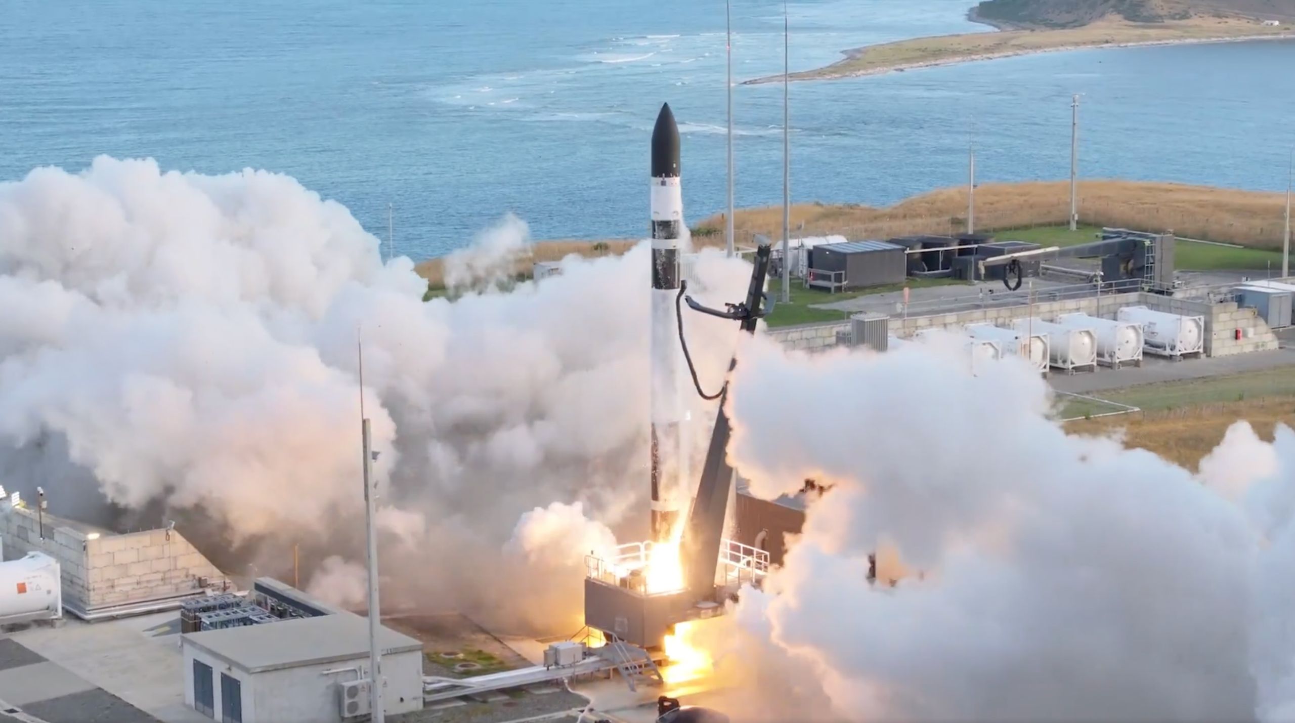 Rocket Lab lança missão final de 2025, envia satélite japonês de observação da Terra para órbita (vídeo)