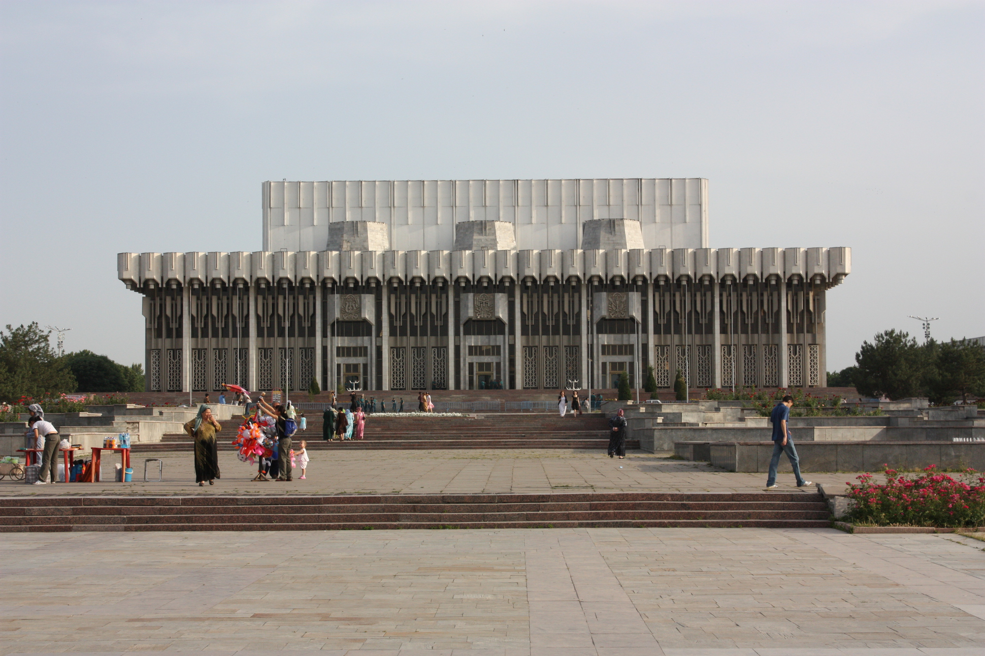 A estética do poder: o modernismo soviético encontra a tradição uzbeque no Palácio da Amizade dos Povos de Tashkent