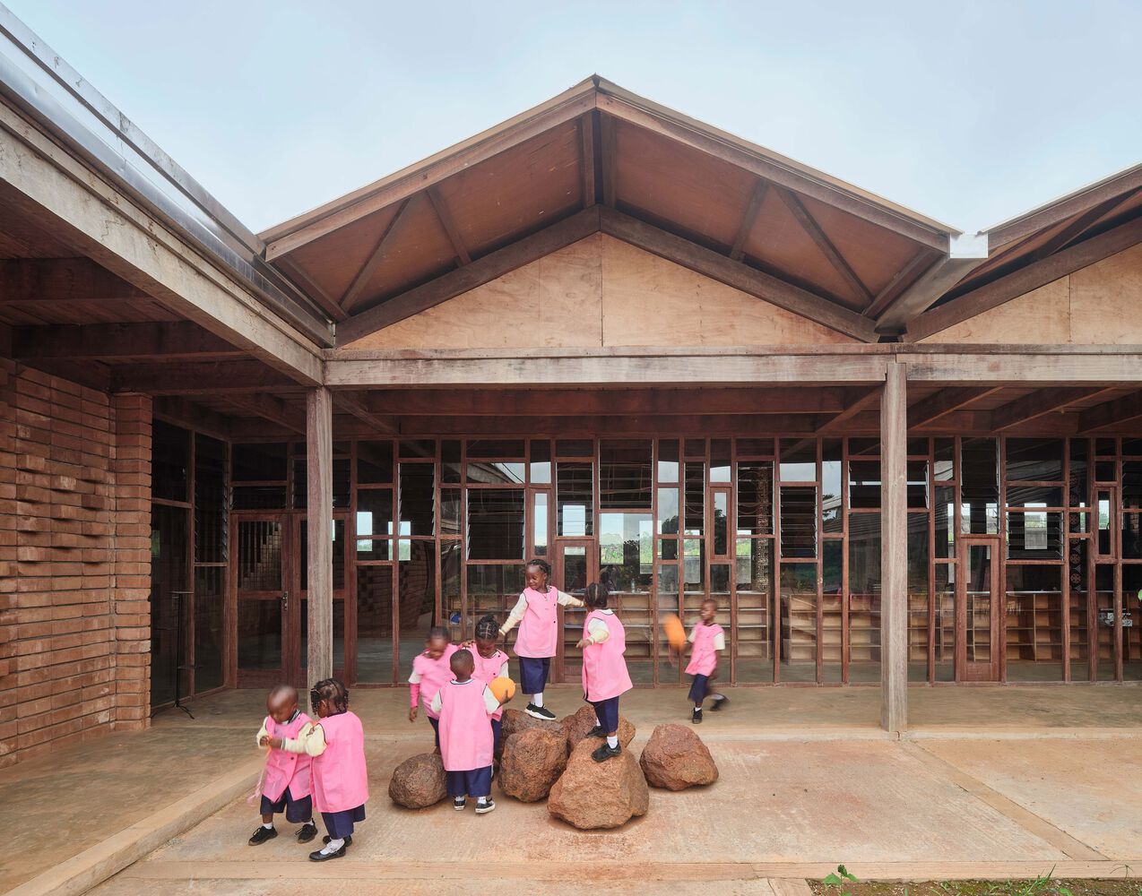 Escolhas do curador do ArchDaily 2025: uma retrospectiva de 12 principais análises de projetos
