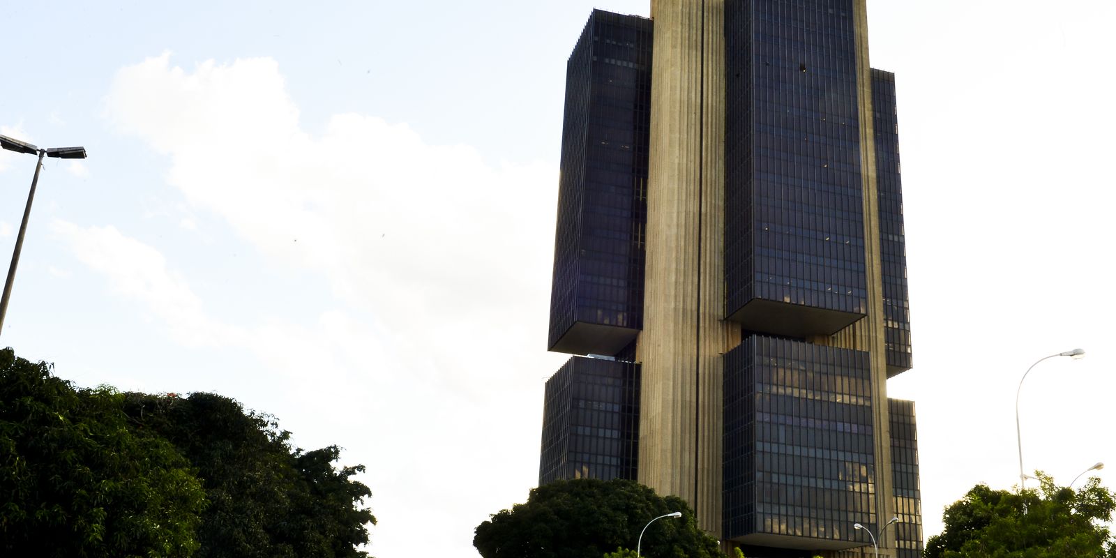 Juros do crédito pessoal e cartão rotativo avançam para as famílias