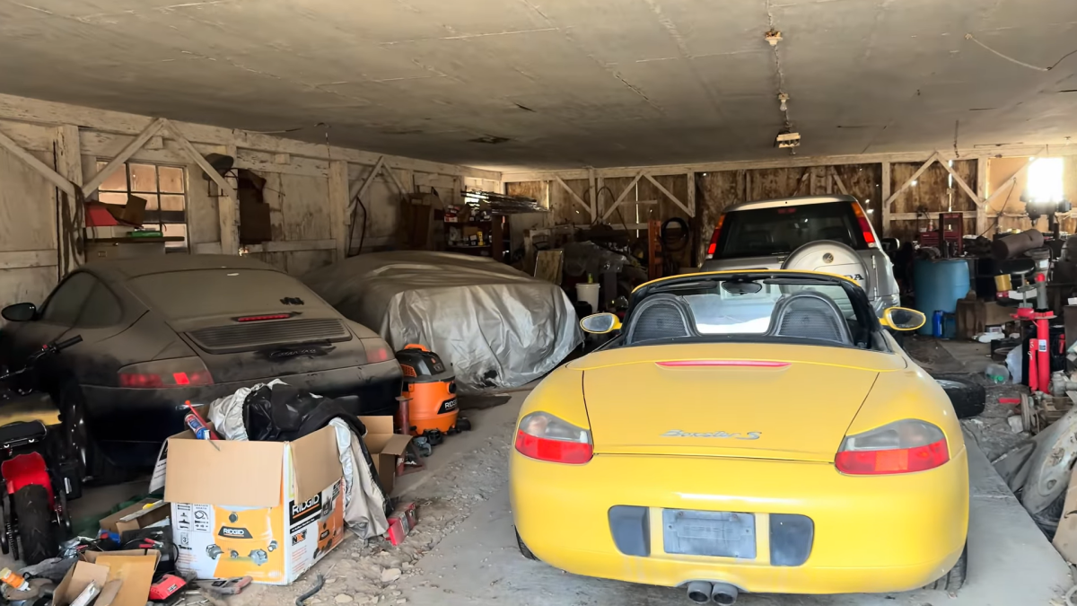 YouTuber encontra Ferrari abandonada e dois Porsches parados há anos em um celeiro