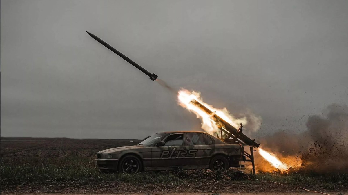 Exército ucraniano monta lançador de foguetes em BMW Série 7