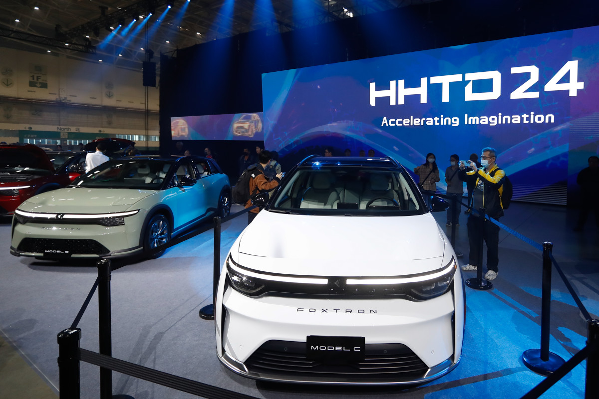 A empresa que constrói seu iPhone acaba de lançar seu primeiro carro elétrico
