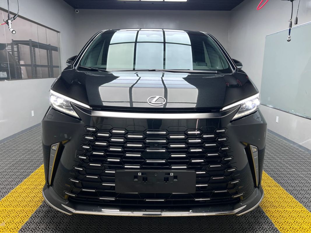 Duas minivans de luxo Lexus LM que valem mais de US$ 500 mil à venda na Califórnia