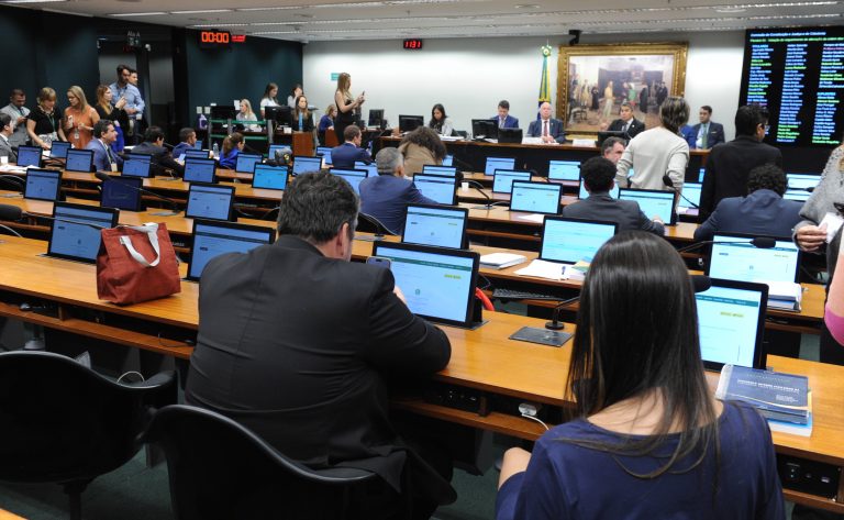 Por 32 votos a 2, CCJ aprova a perda de mandato da deputada Carla Zambelli – Notícias