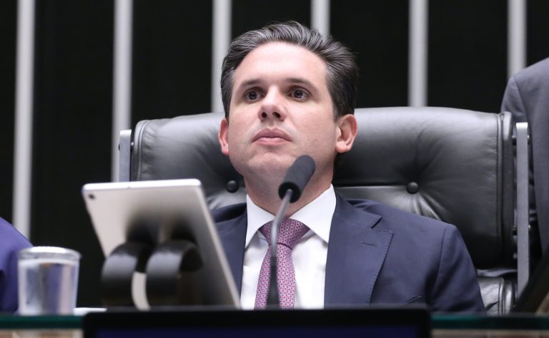 Hugo Motta comemora aprovação de projeto que reduz benefícios fiscais – Notícias