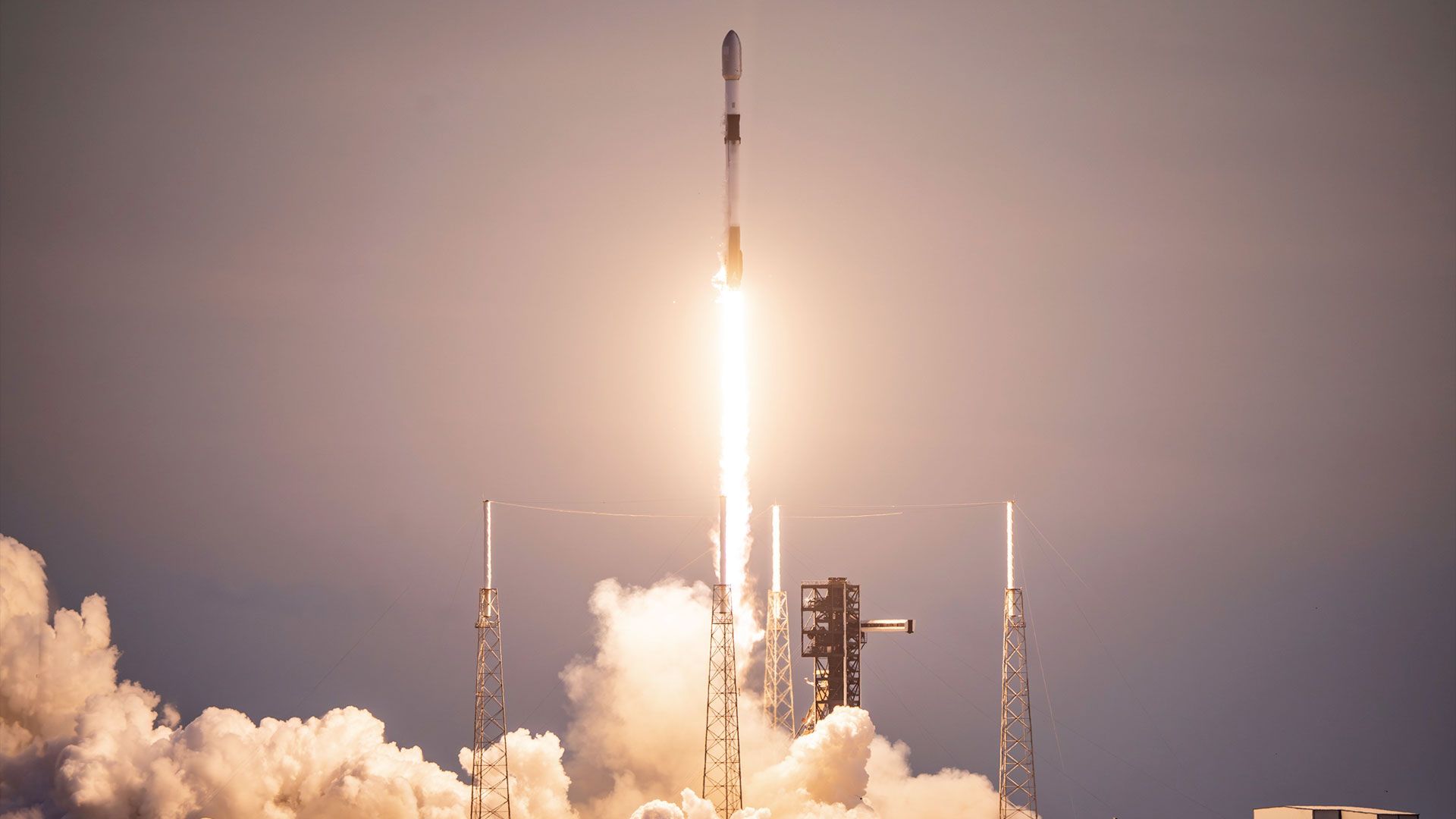 Foguete SpaceX Falcon 9 lança 29 satélites Starlink da Flórida