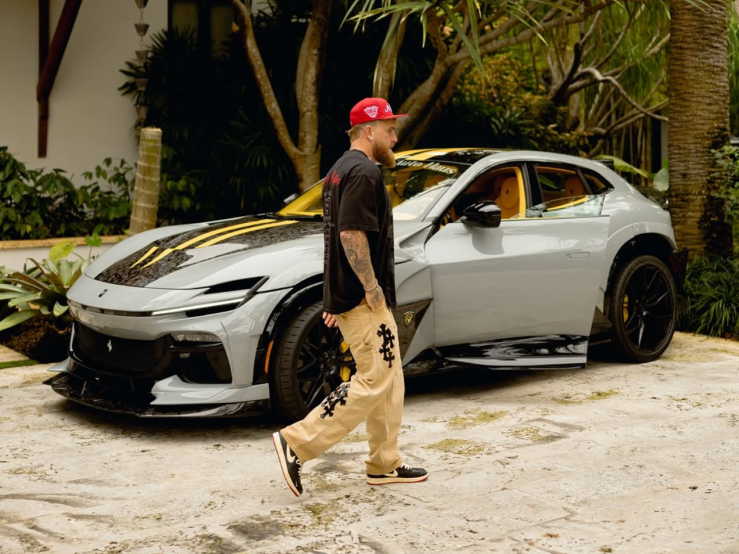 Jake Paul recebe uma Ferrari Purosangue selvagem e única com uma atração principal estrelada
