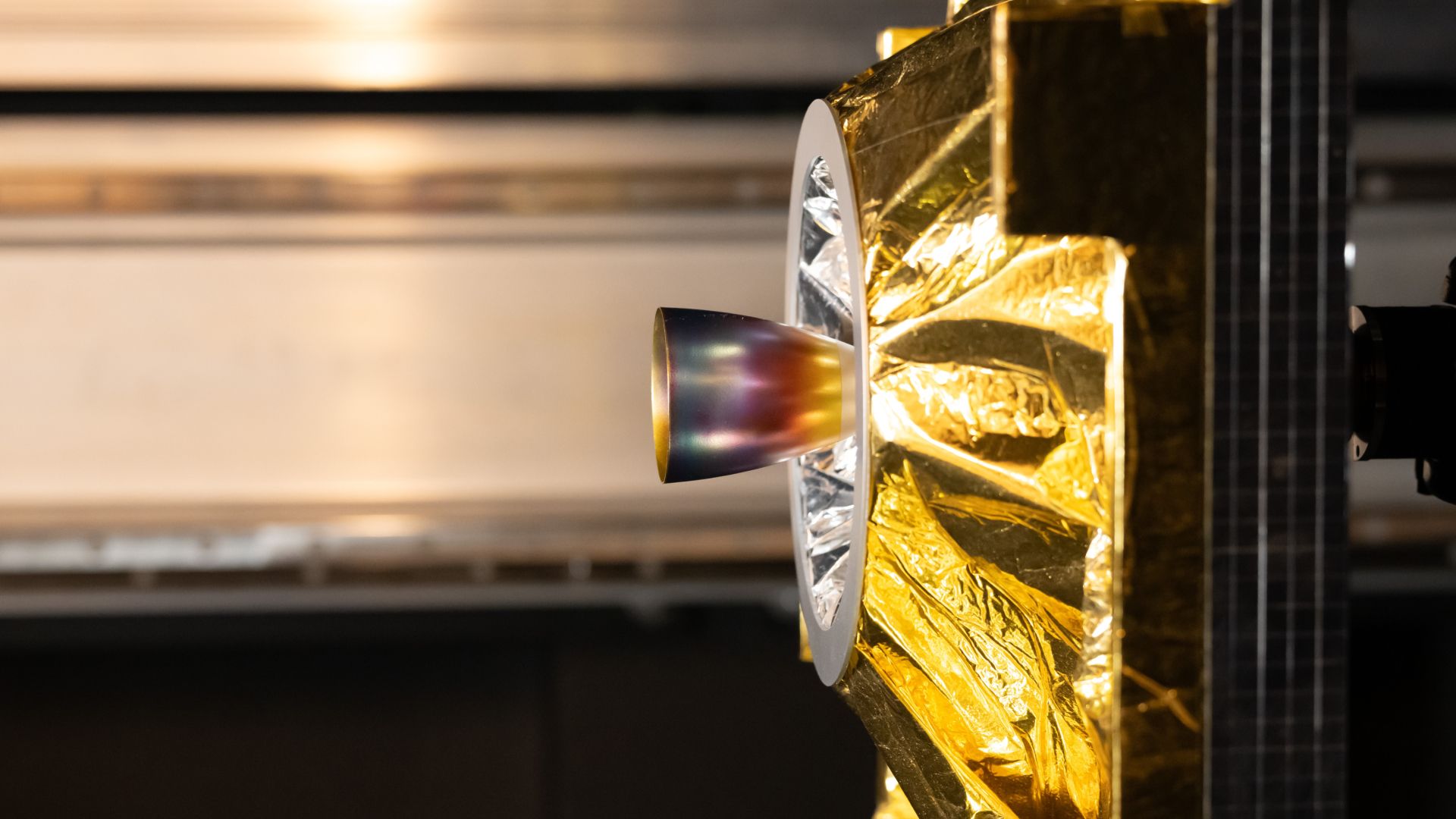 O isolamento dourado do satélite brilha durante a foto de teste do dia de 30 de dezembro de 2025