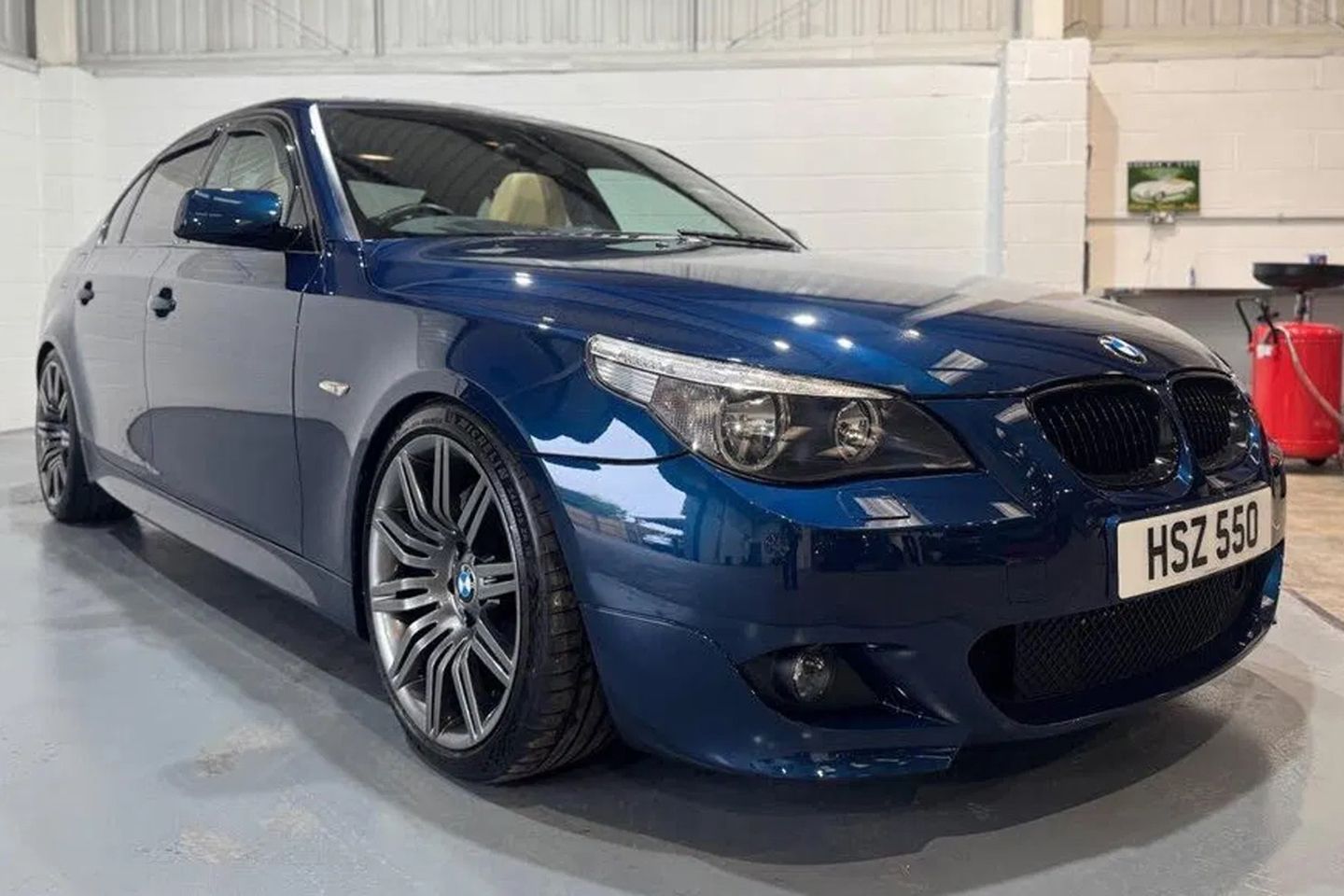 Um de 11 BMW 550i (E60) manual à venda