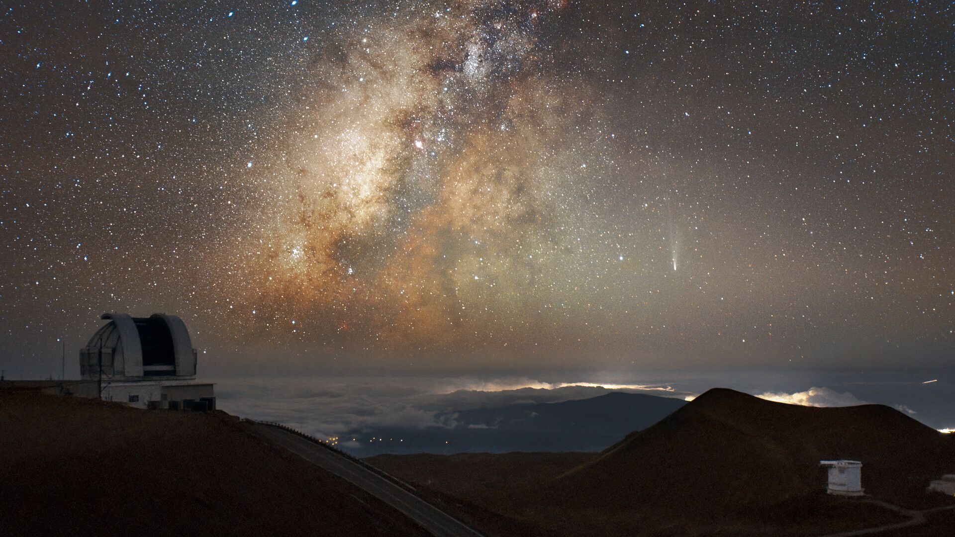 Cometa Lemmon e Via Láctea avistados na foto do dia no Havaí em 12 de dezembro de 2025