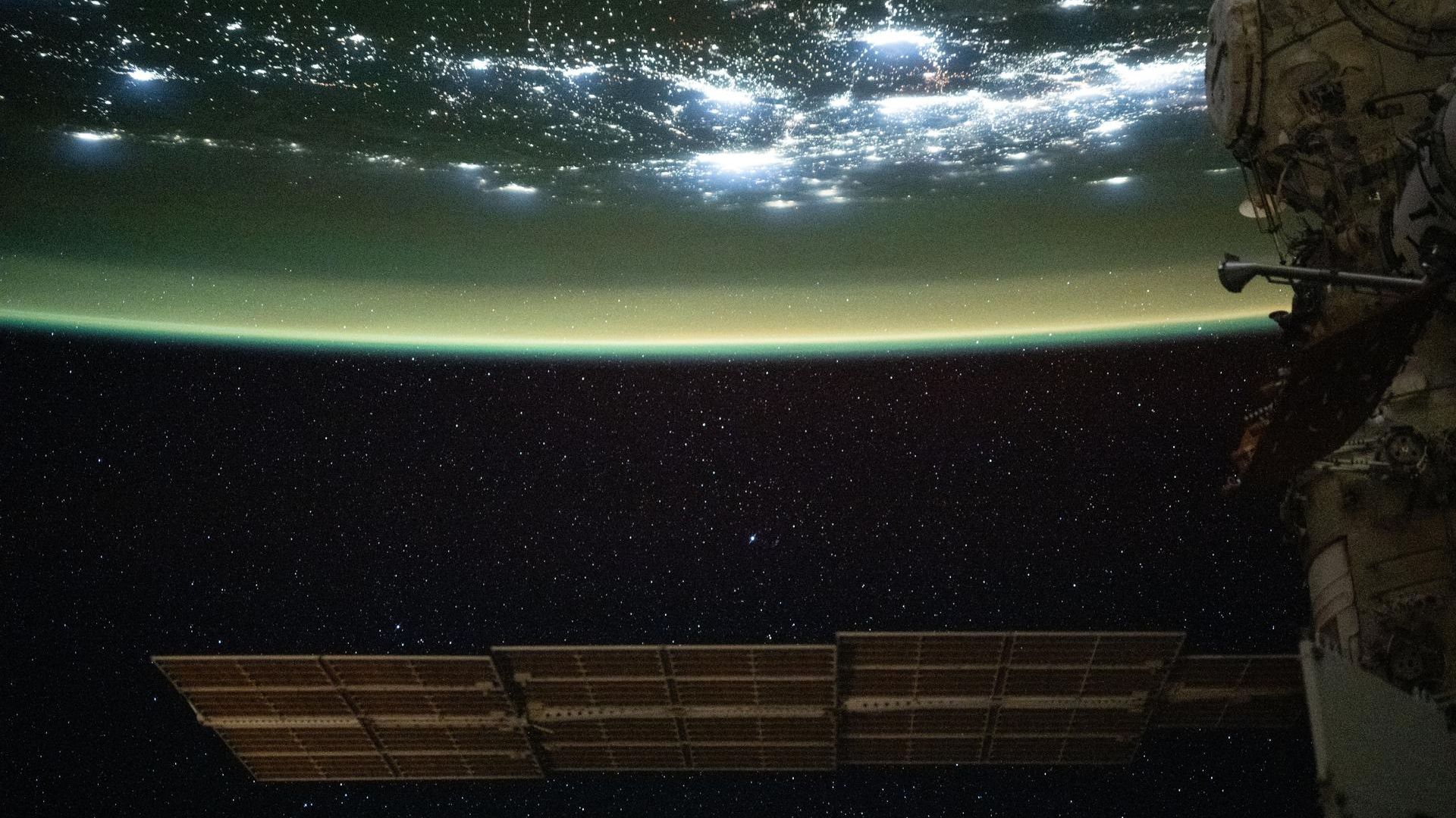 Astronautas da ISS observam a atmosfera da Terra brilhar em verde, foto do dia de 8 de dezembro de 2025
