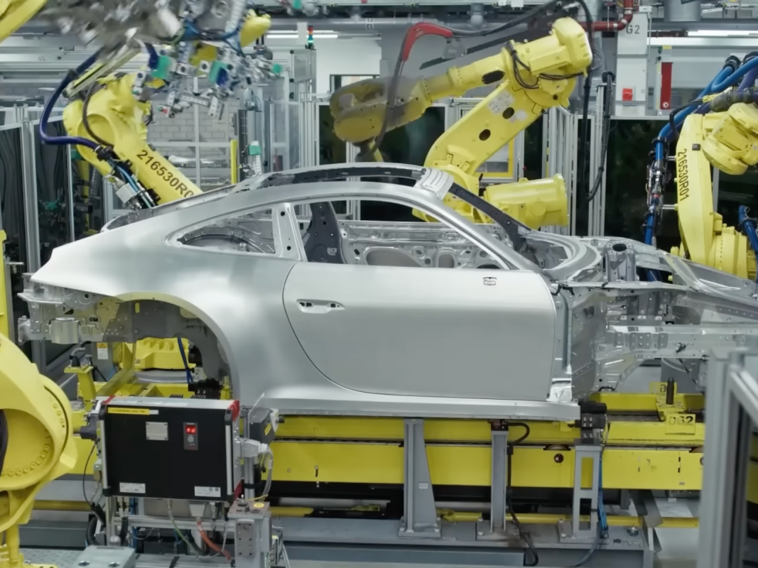 Dentro da fábrica que construiu o icônico carro esportivo da Porsche durante décadas