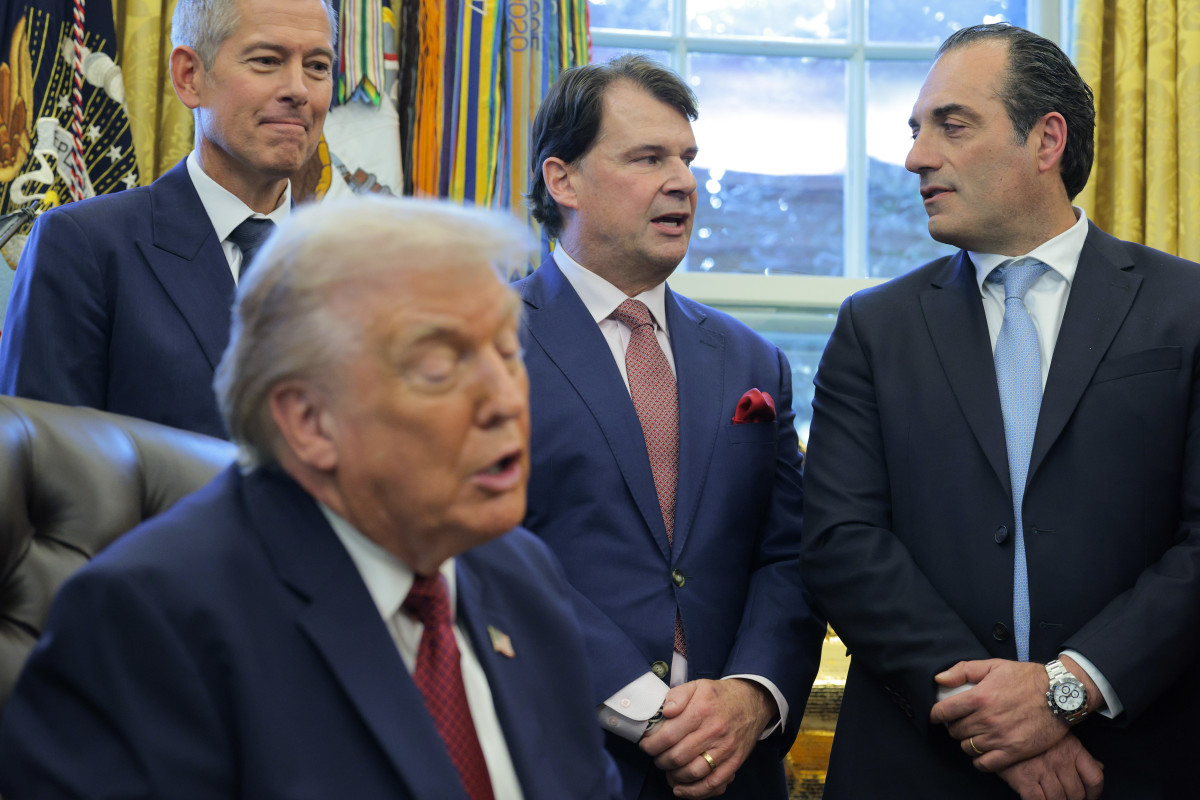 Presidente Trump revela plano para afrouxar drasticamente as regras de economia de combustível dos EUA