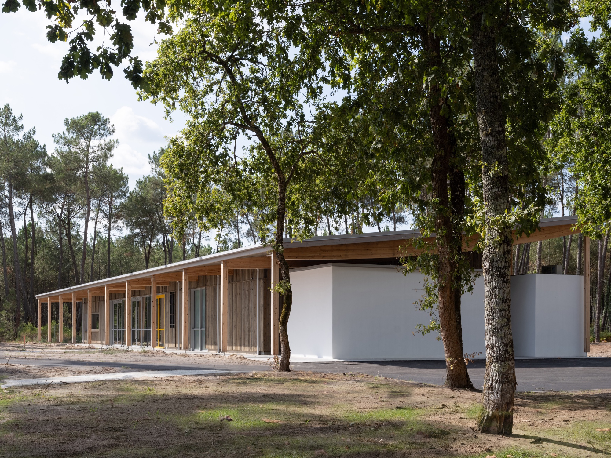 Escola primária e salão multifuncional La Pinede / ZW/A zweyacker & associés