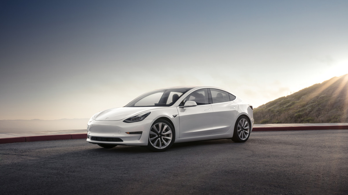 Tesla responde a ação judicial alegando que o modelo 3 tem maçanetas mortais