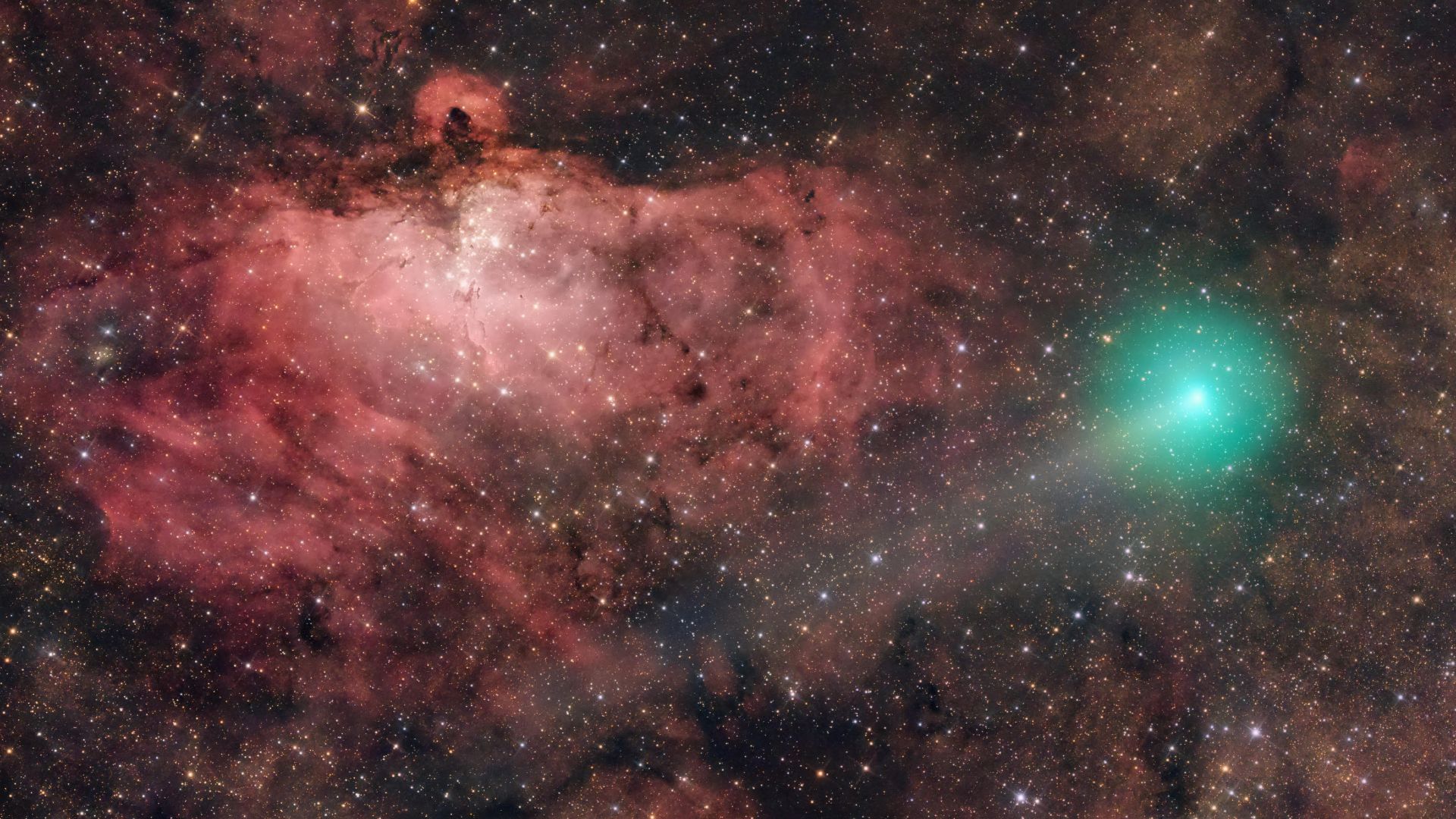 O cometa SWAN brilha com os Pilares da Criação em uma foto deslumbrante do espaço profundo