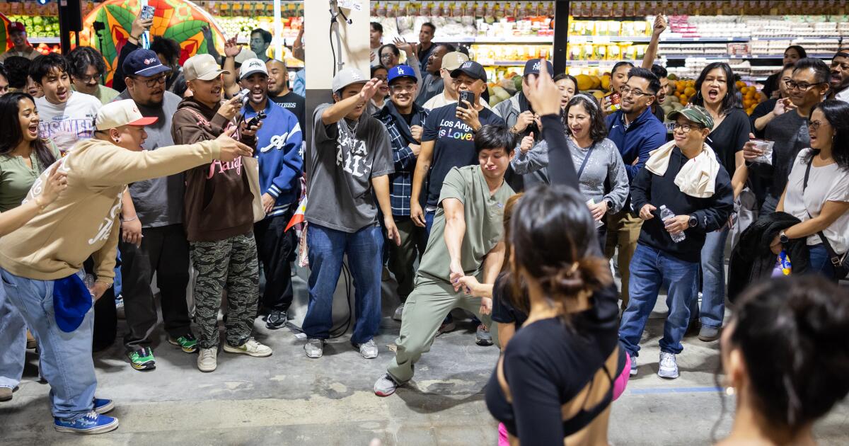 O mais recente local de festa viral de Los Angeles é… Seafood City. Sim, você leu certo