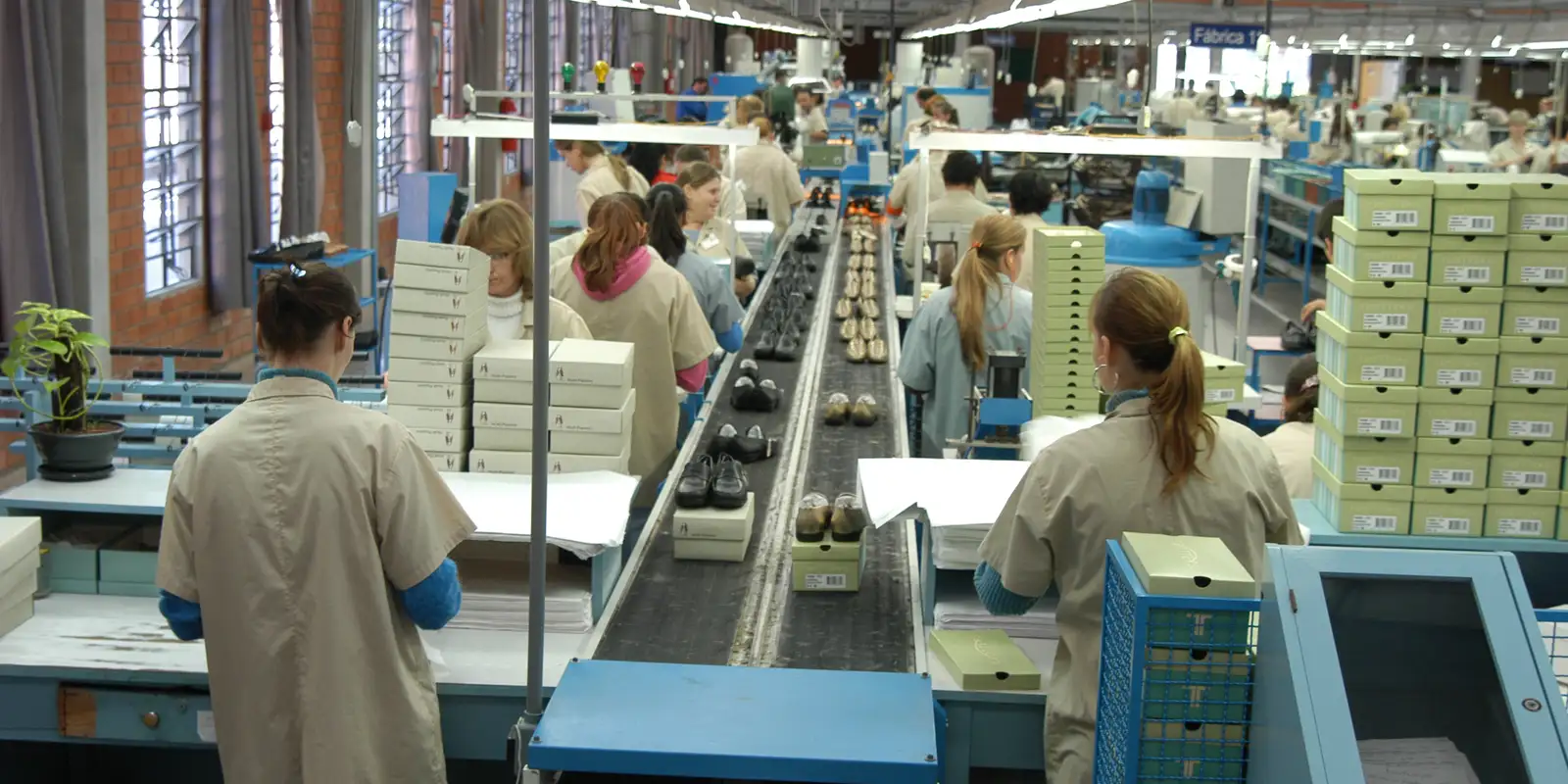 Faturamento da indústria sobe, mas emprego cai pelo terceiro mês