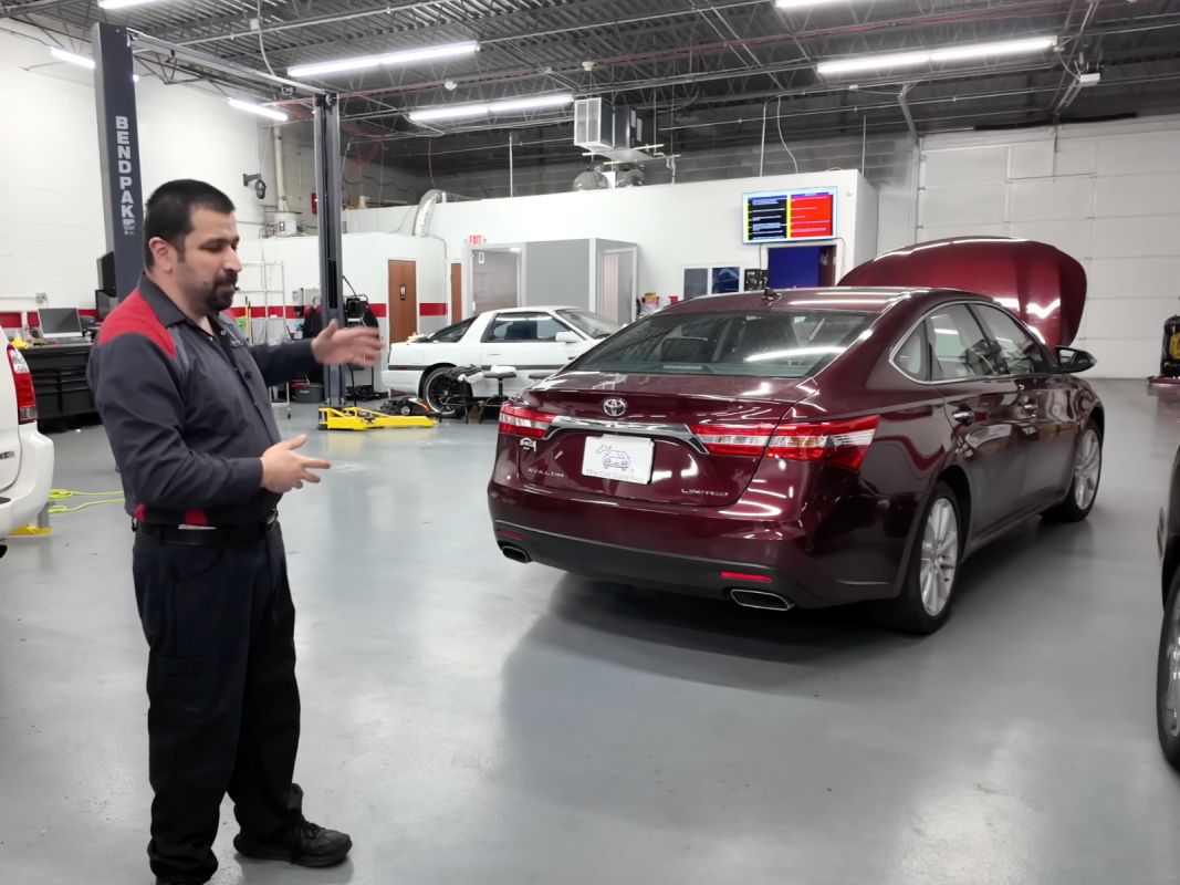 Por que um Toyota V6 de 11.000 milhas parecia queimado e por que na verdade não estava
