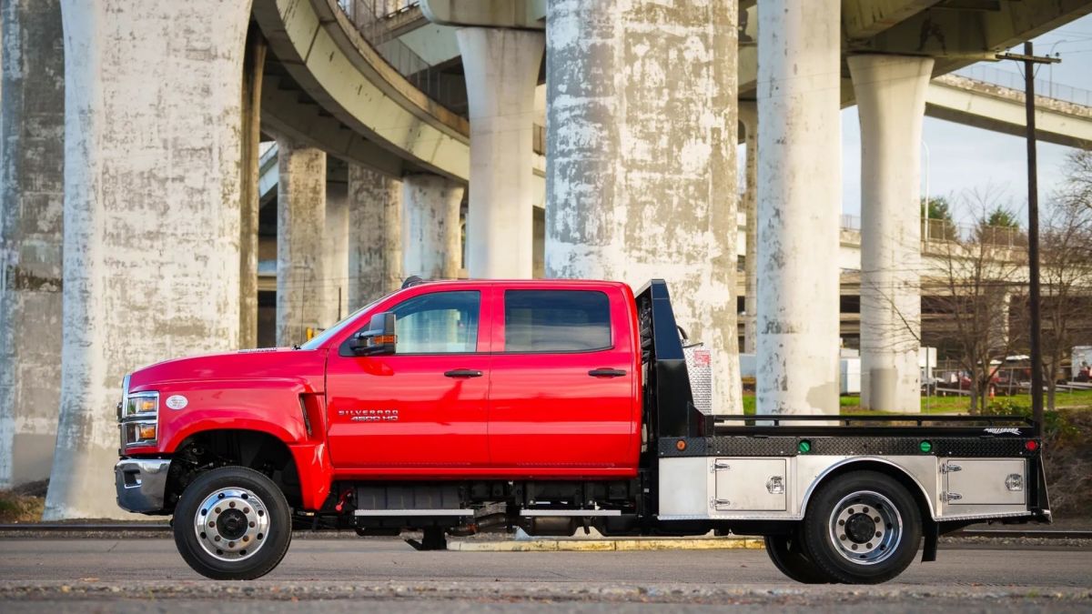 Este Silverado 4500HD à venda tem 6.000 milhas e reboca mais de três F-150